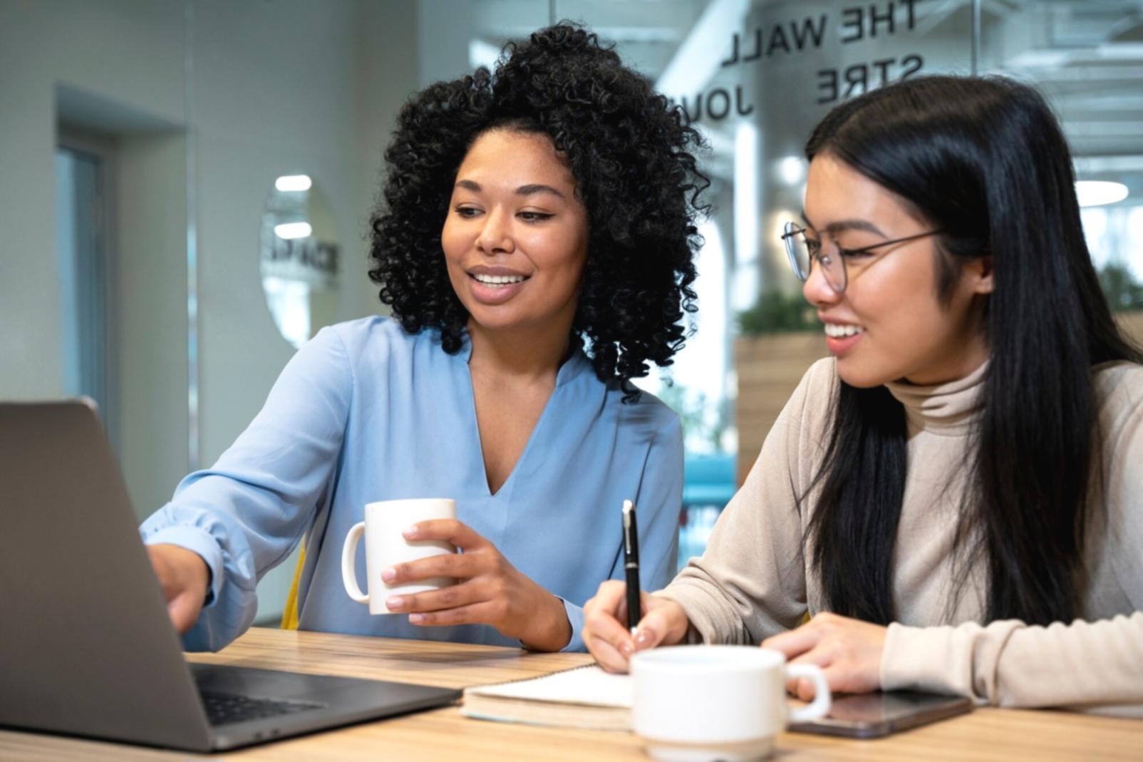 Studenci podczas praktycznych zajęć z pracy socjalnej